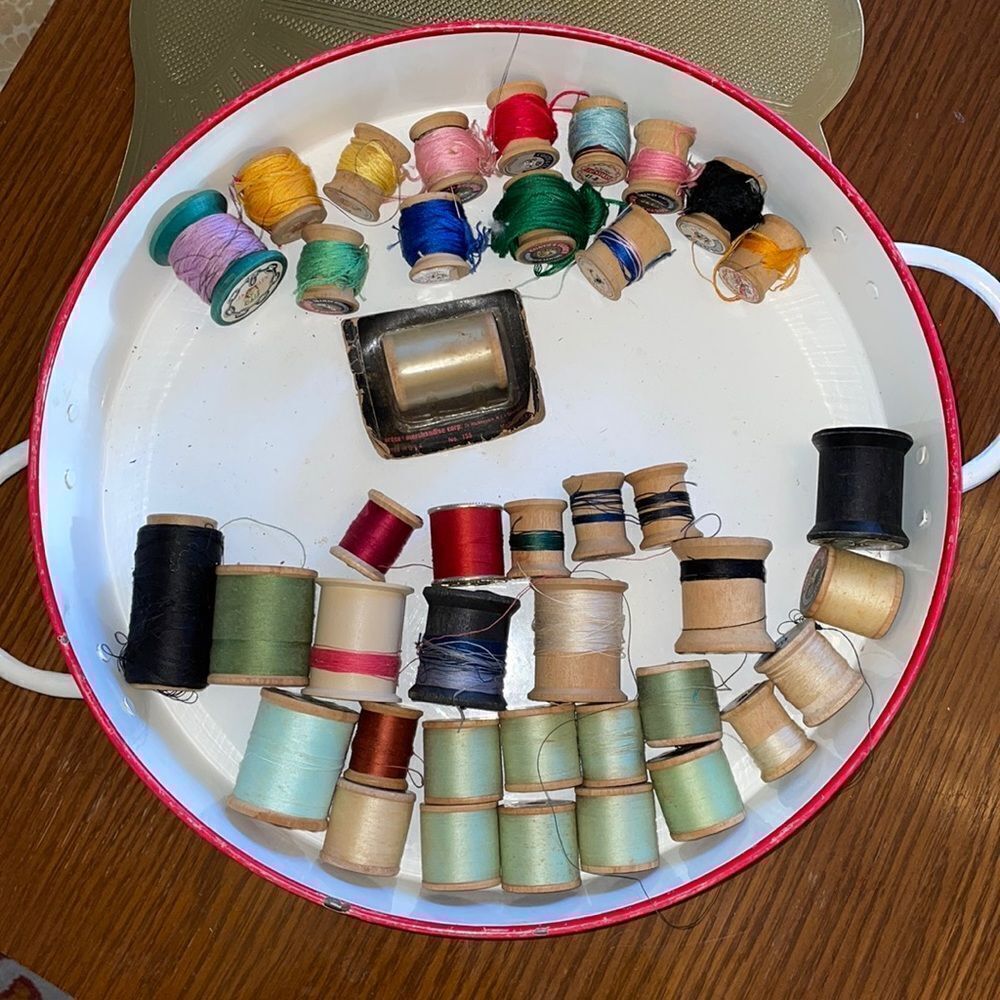 Vintage lot of 40 multi color spools of sewing &‎ crewel embroidery thread